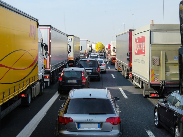 kolona nákladních automobilů