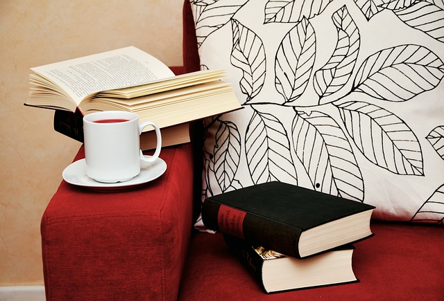 knihy a čaj na gauči