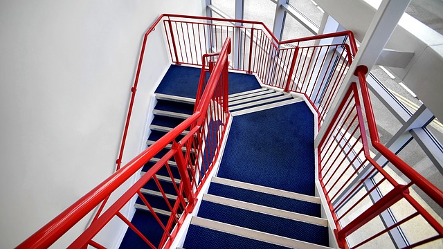 červené modré schodiště